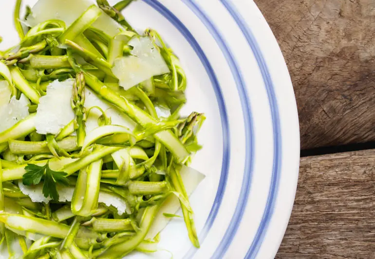 Noskūti sparģeļi ar parmezānu un citronu