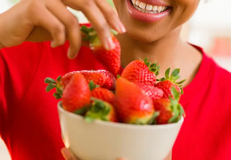 eat strawberries 1162419960 770x533 1