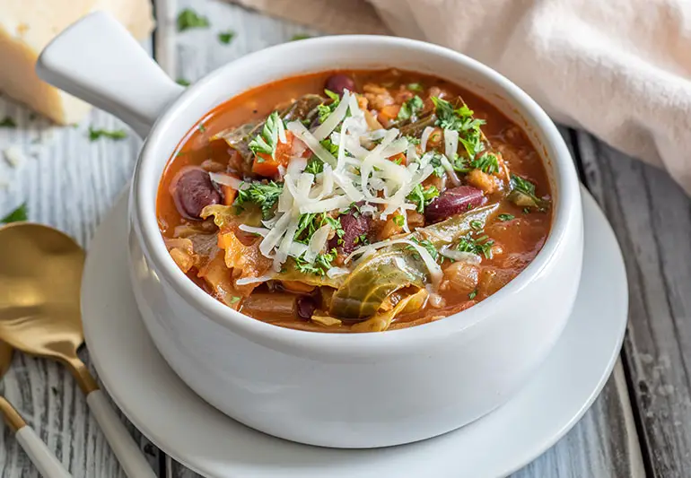 Neliela bļoda farro minestrone ar vieglu parmezāna sieru