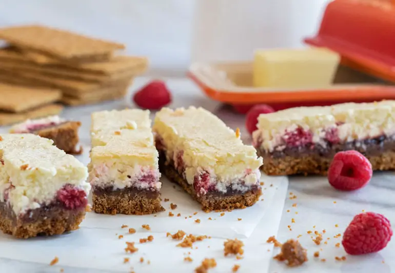 raspberryCheesecakeBars ashly041020 770x533 1