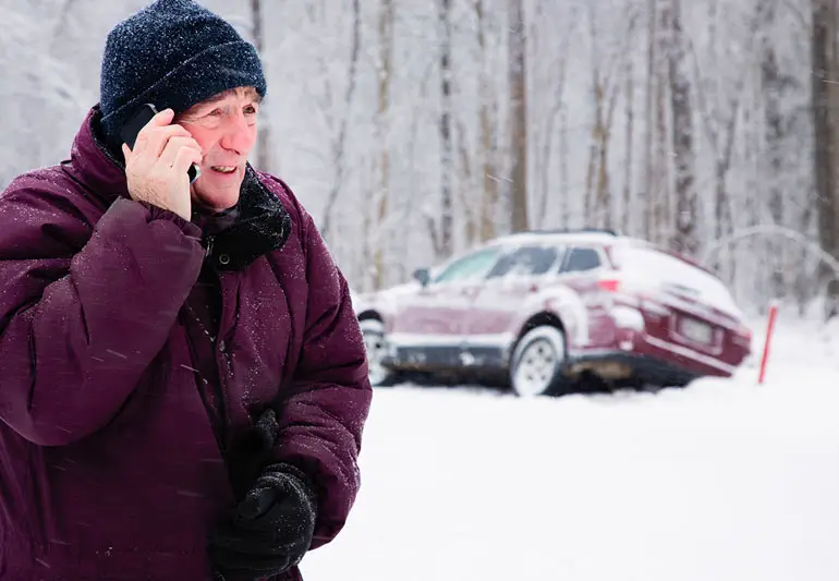 Vīrietis aicina palīdzību pēc tam, kad viņa automašīna ziemas laikā nobrauca no ceļa