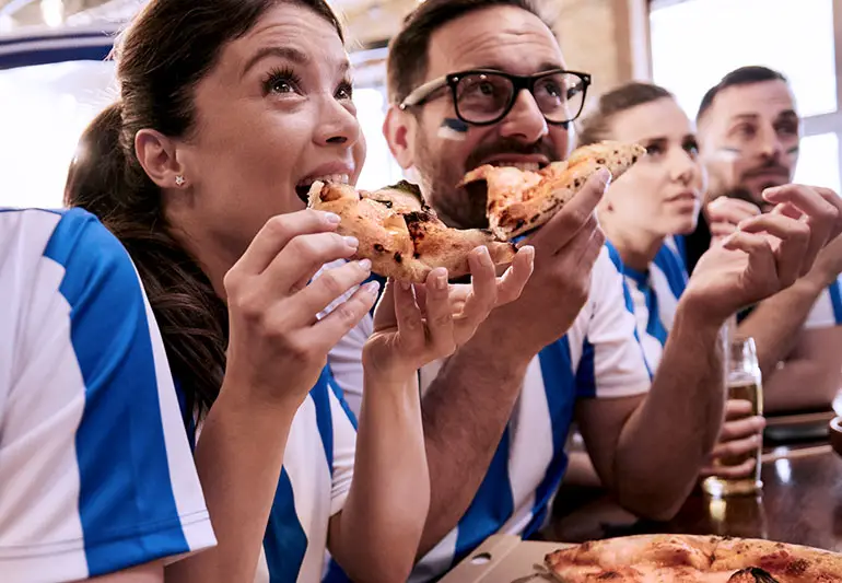 fans Eat Pizza 1399142023 770x533 1