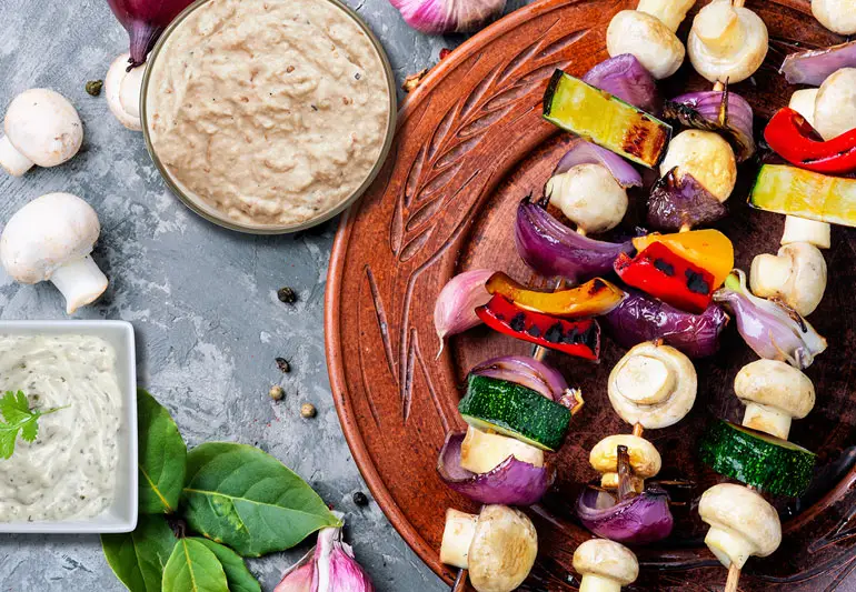 Veggie Kabobs ar divām pikantām mērcēm