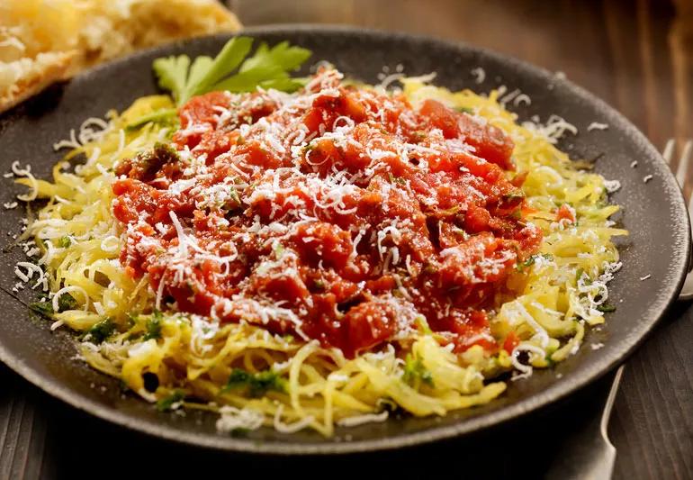 spageti skvošs ar tomātu mērci un sieru