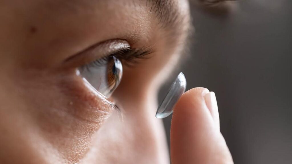 inserting contact lens 1408414401